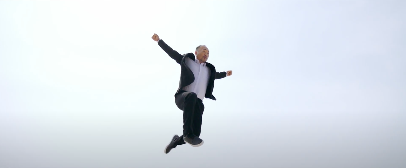 Tiến Luật tự thực hiện các cảnh đu dây, bám càng xe, nhảy cầu, bay dù lượn. Tiến Luật tự thực hiện các cảnh đu dây, bám càng xe, nhảy cầu, bay dù lượn.