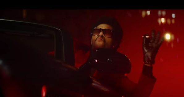 Nhân vật chính của hai MV đều diện vest và lái xe với sự ngông cuồng trên đường phố Nhân vật chính của hai MV đều diện vest và lái xe với sự ngông cuồng trên đường phố