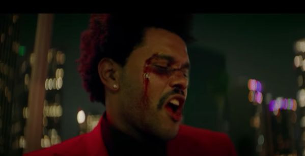 Gương mặt đầy thương tích của The Weeknd trong Blinding Lights Gương mặt đầy thương tích của The Weeknd trong Blinding Lights