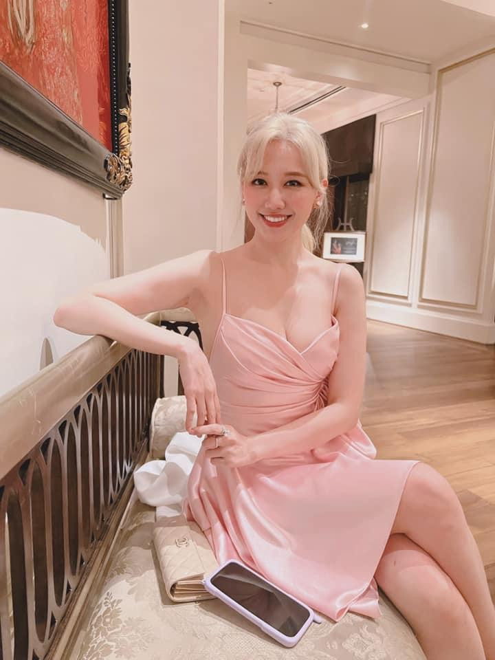 Hình ảnh gần đây của Hari Won với màu tóc bạch kim nổi bật. Hình ảnh gần đây của Hari Won với màu tóc bạch kim nổi bật.