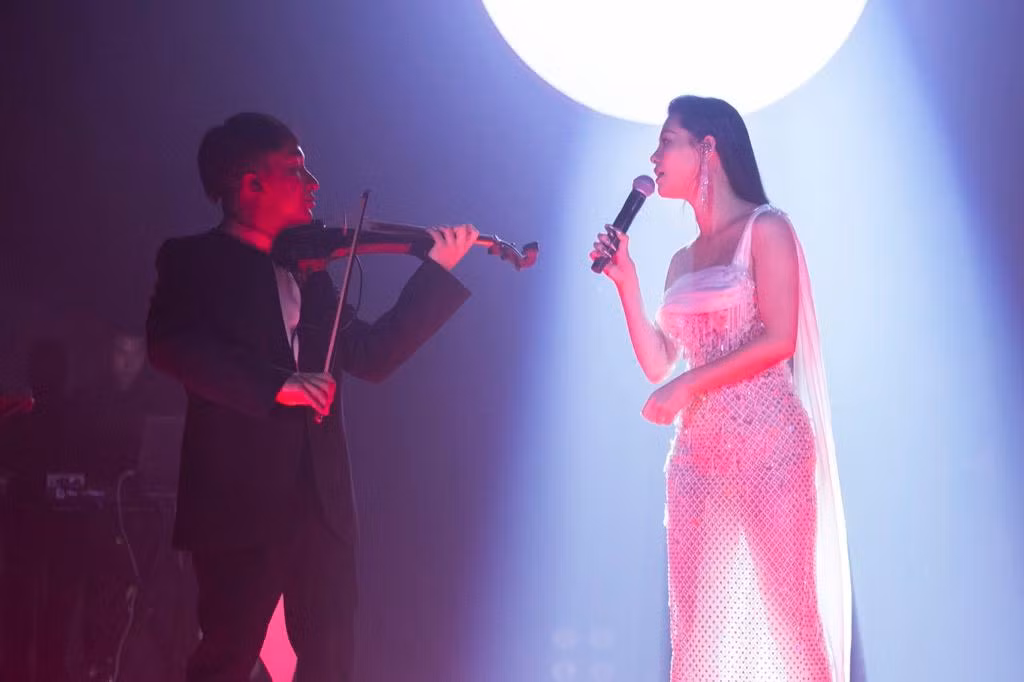 Hoàng Rob trình diễn cùng hai giọng ca Hoàng Dũng và Bùi Lan Hương Hoàng Rob trình diễn cùng hai giọng ca Hoàng Dũng và Bùi Lan Hương