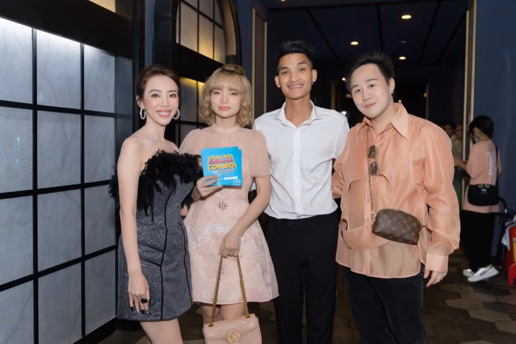 Trung Quân Idol và Mạc Văn Khoa chia vui cùng Thu Trang Trung Quân Idol và Mạc Văn Khoa chia vui cùng Thu Trang