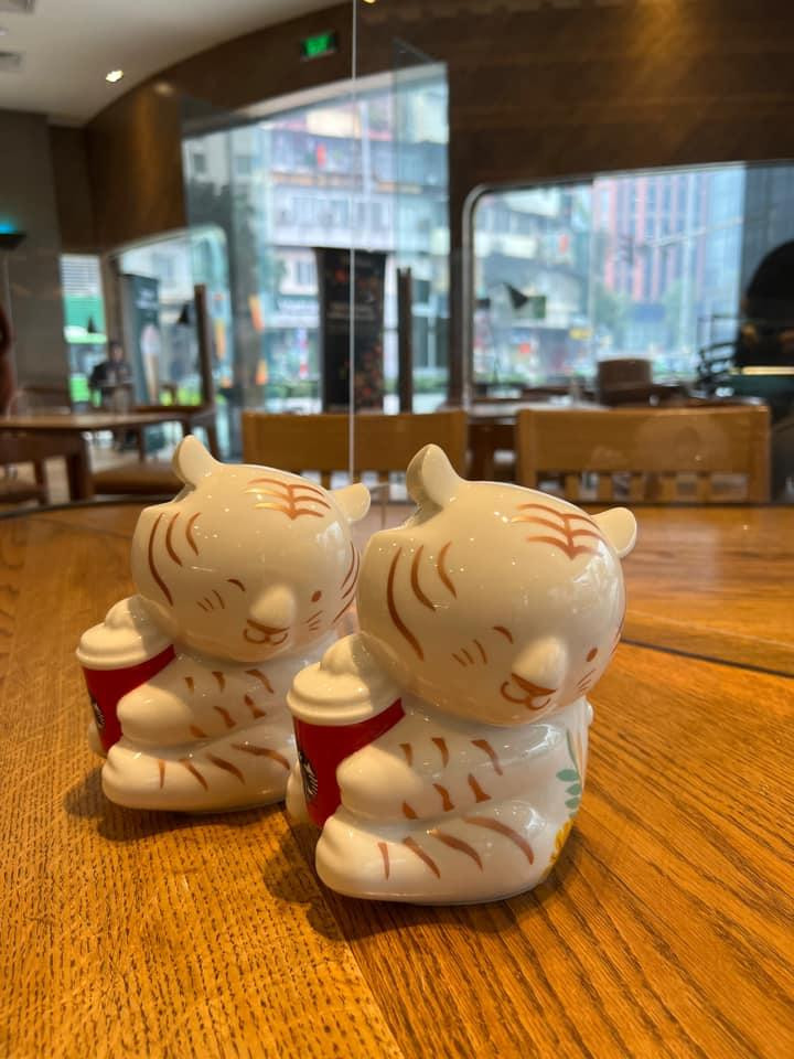 Ống heo nhưng... hình cọp mời gọi các "nhà sưu tầm". Ảnh: Lưu Anh Tuấn Ống heo nhưng... hình cọp mời gọi các "nhà sưu tầm". Ảnh: Lưu Anh Tuấn