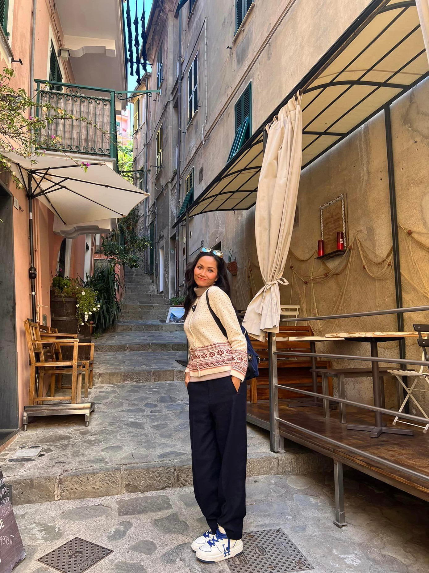 H' Hen Niê ghé thăm ngôi làng Monterosso bình yên của Ý.