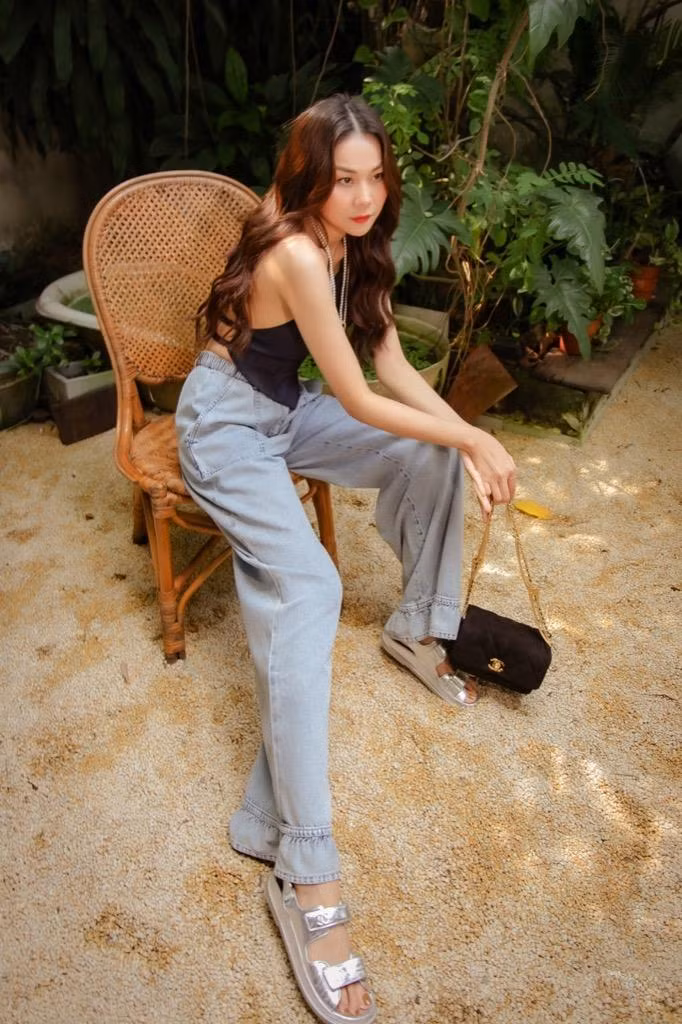 Áo yếm phối cùng quần jeans sẽ là "công thức" hoàn hảo cho những buổi dạo phố.