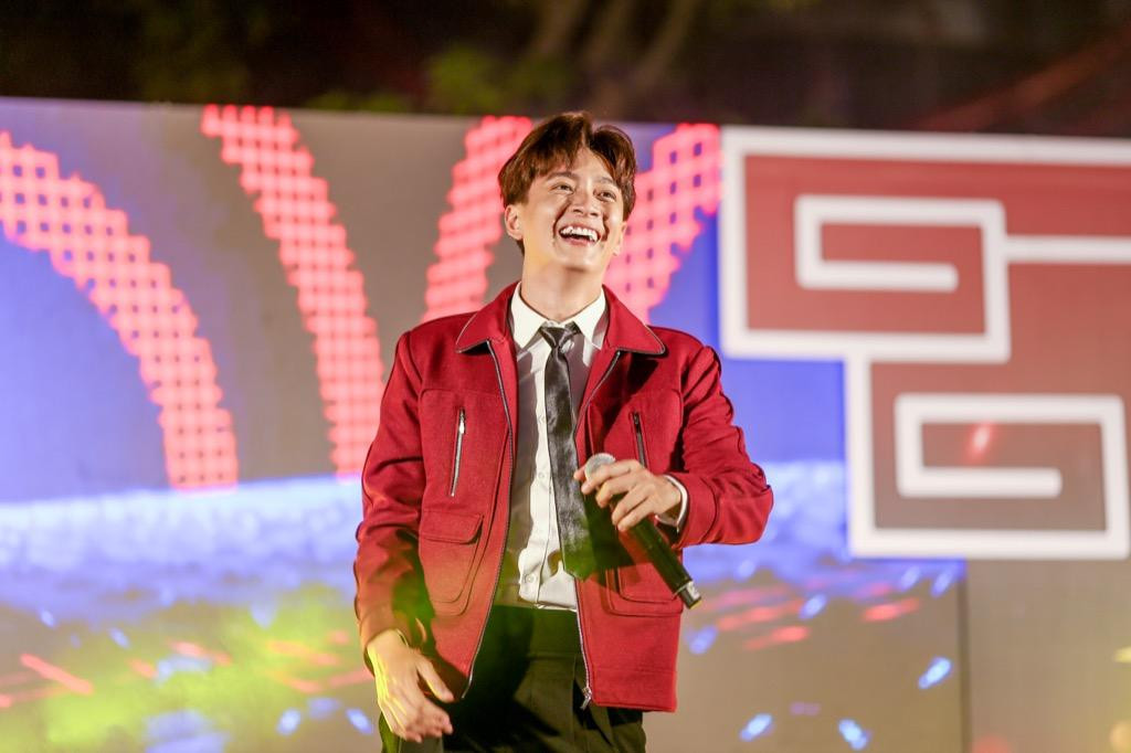 Ngô Kiến Huy xuất hiện đầy tươi tắn Ngô Kiến Huy xuất hiện đầy tươi tắn