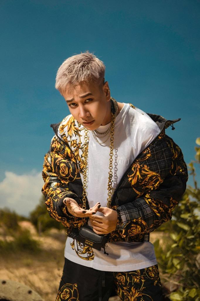 Tạo hình cá tính, "bụi phủi" của Lou Hoàng trong lần tái xuất này