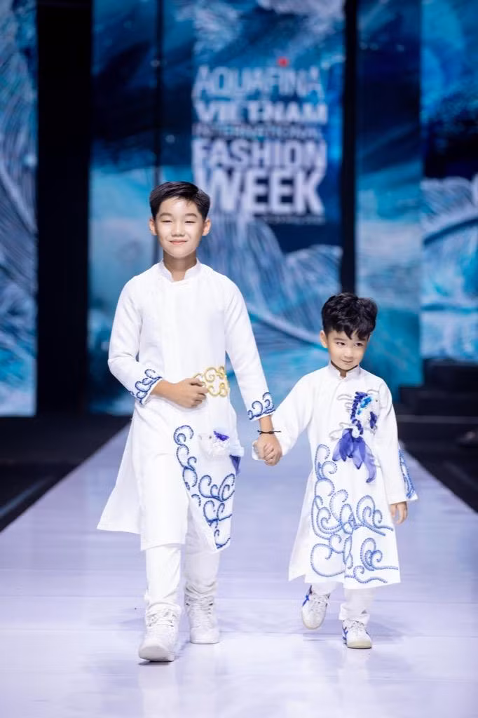 Mẫu nhí Hoàng Gia và Khánh Duy
