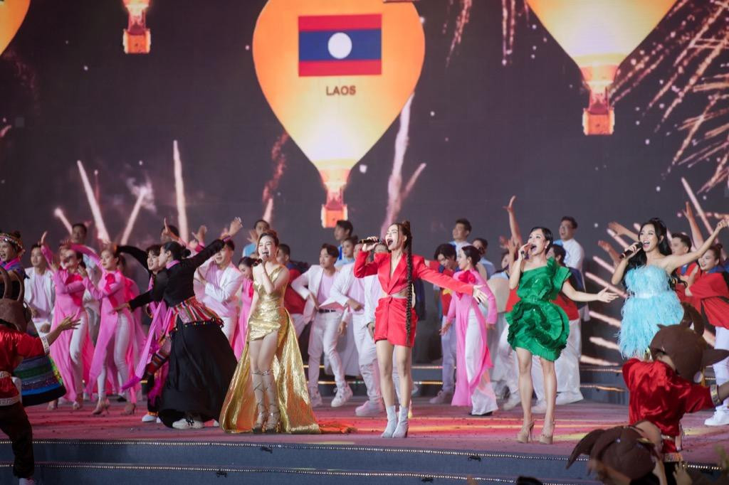 Từ trái qua: Dương Hoàng Yến, Hà Nhi, Uyên Linh và Văn Mai Hương Từ trái qua: Dương Hoàng Yến, Hà Nhi, Uyên Linh và Văn Mai Hương