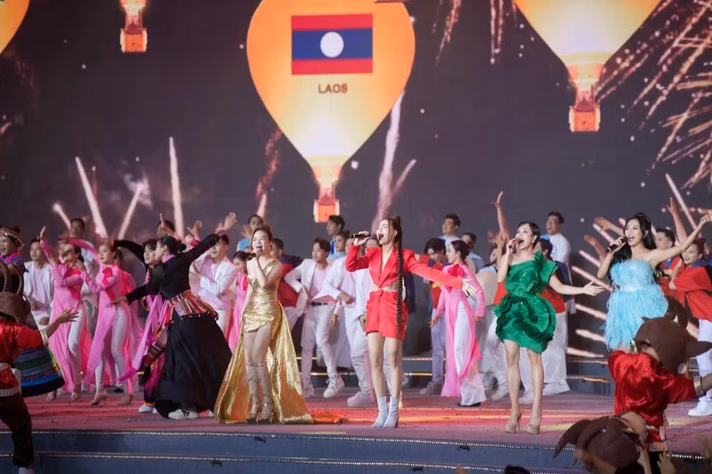 Từ trái qua: Dương Hoàng Yến, Hà Nhi, Uyên Linh và Văn Mai Hương Từ trái qua: Dương Hoàng Yến, Hà Nhi, Uyên Linh và Văn Mai Hương