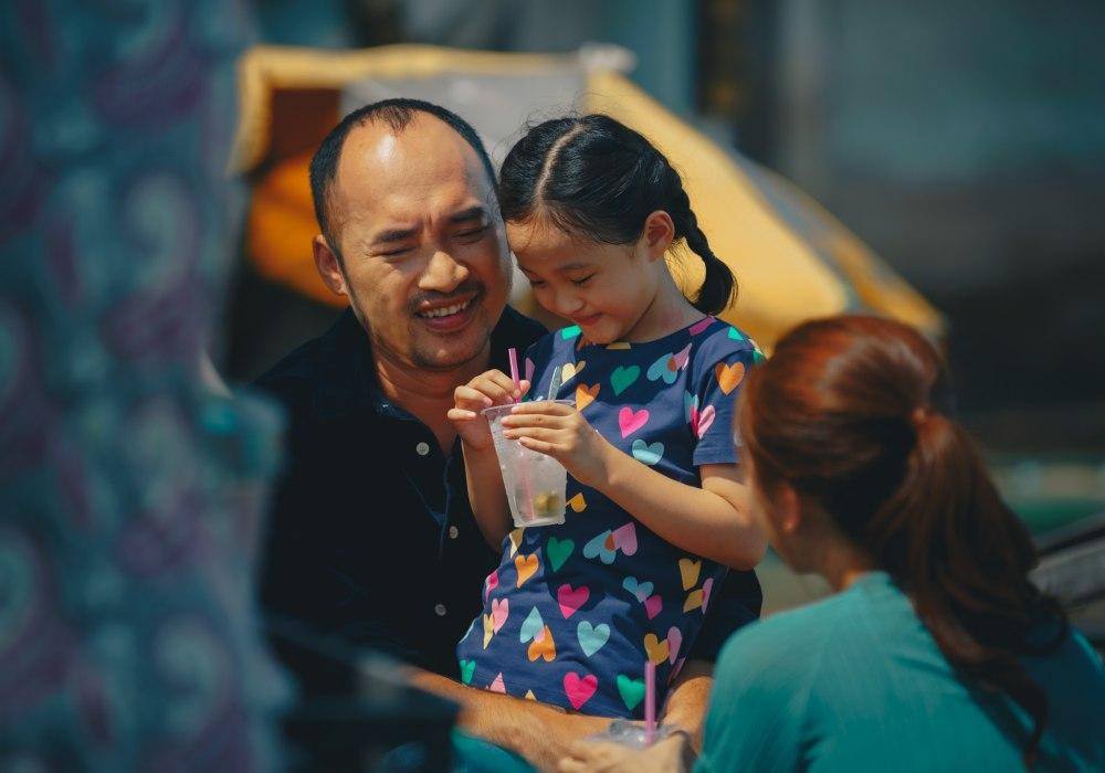 Tiến Luật và bé Bảo Thi trong phim