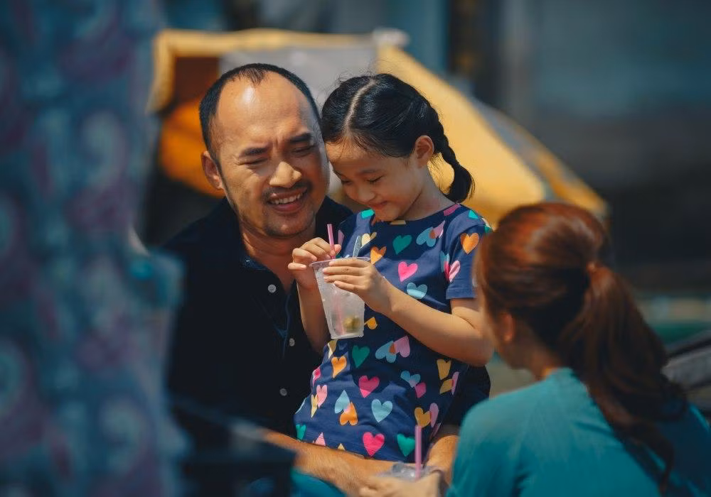 Tiến Luật và bé Bảo Thi trong phim