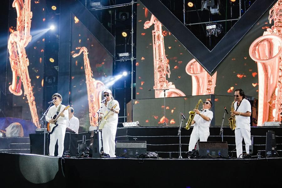 Nhóm Boy Band biểu diễn mở màn