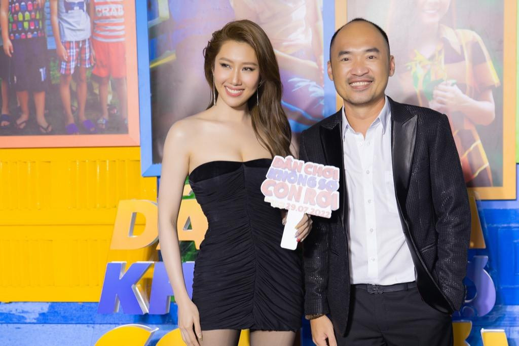 Thúy Ngân diện váy đen đơn giản