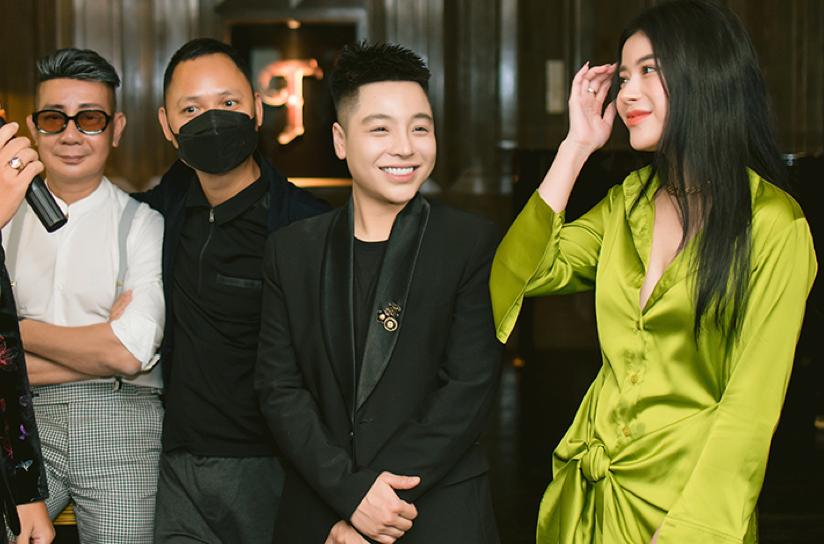 Nhạc sĩ Nguyễn Hải Phong (thứ 3 từ phải sang) Nhạc sĩ Nguyễn Hải Phong (thứ 3 từ phải sang)