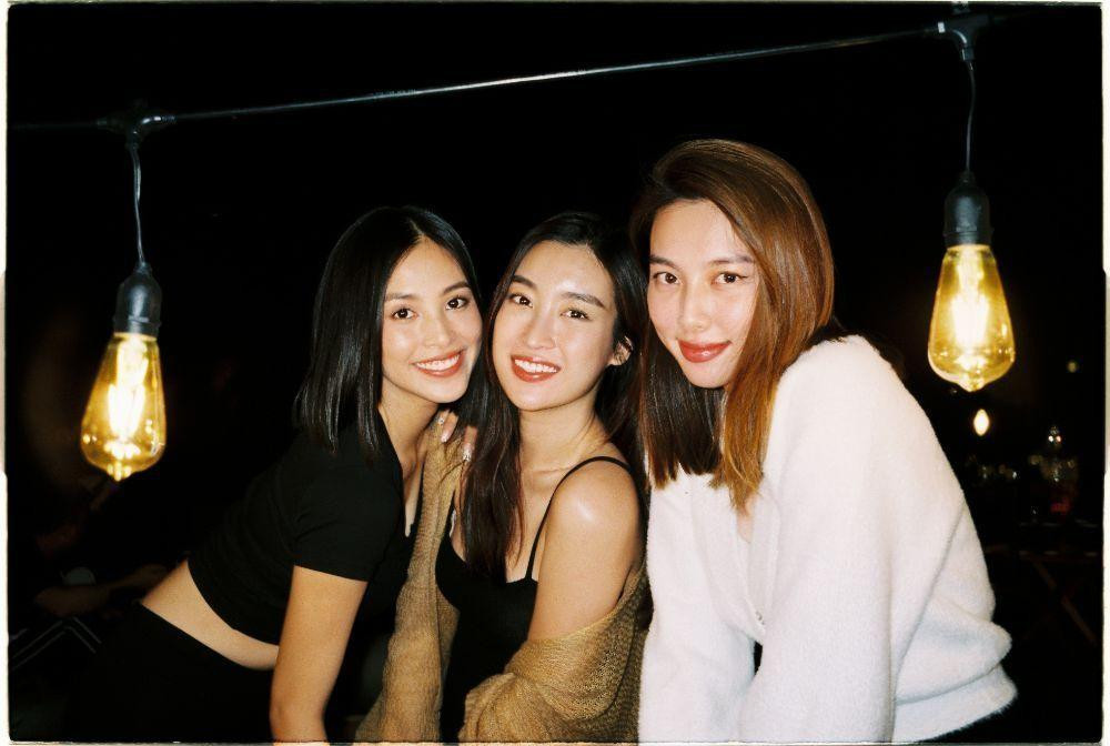 Bộ ba Hoa hậu Tiểu Vy - Đỗ Mỹ Linh - Thùy Tiên. Bộ ba Hoa hậu Tiểu Vy - Đỗ Mỹ Linh - Thùy Tiên.