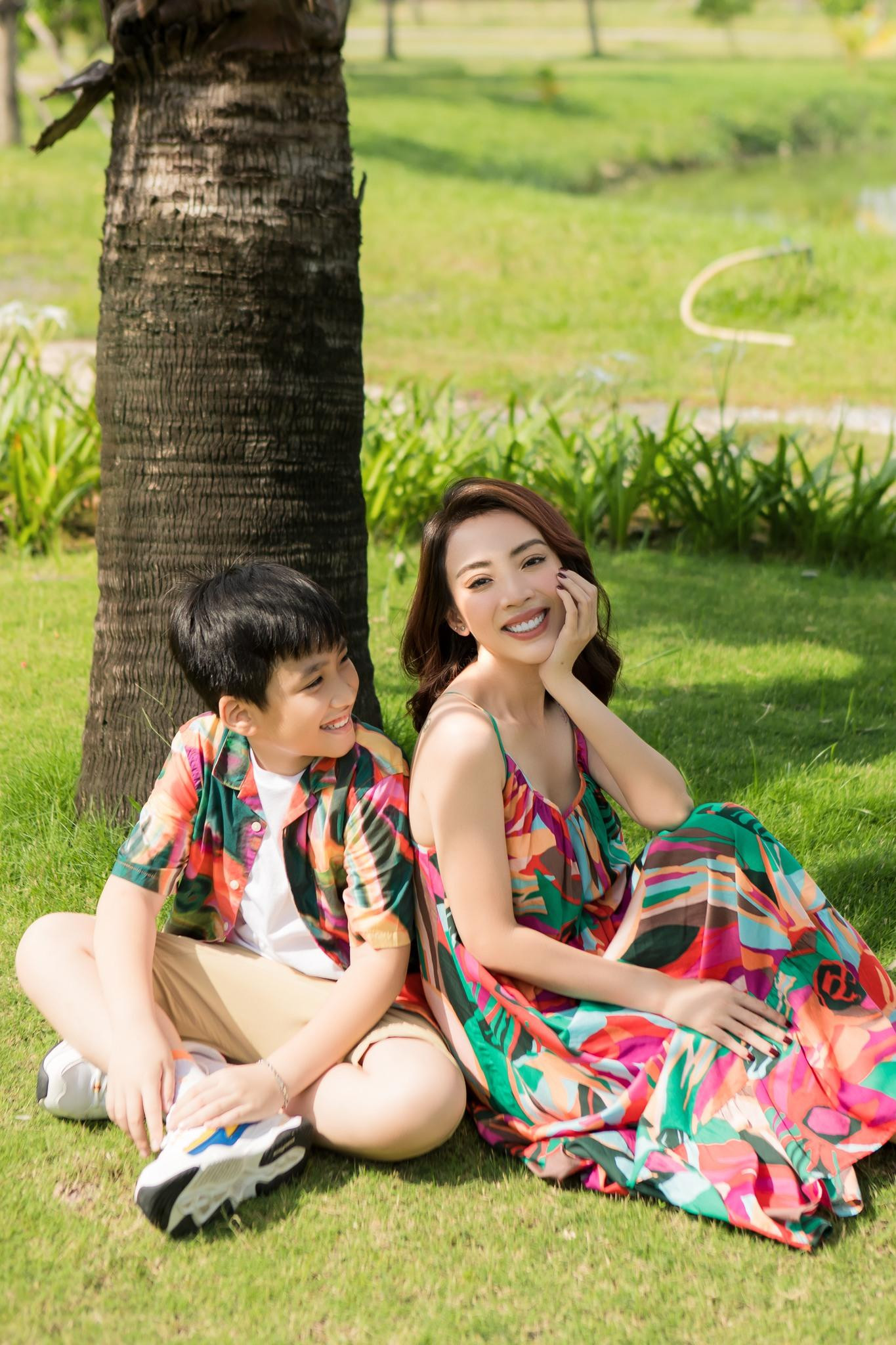 Thu Trang bên cạnh con trai Andy