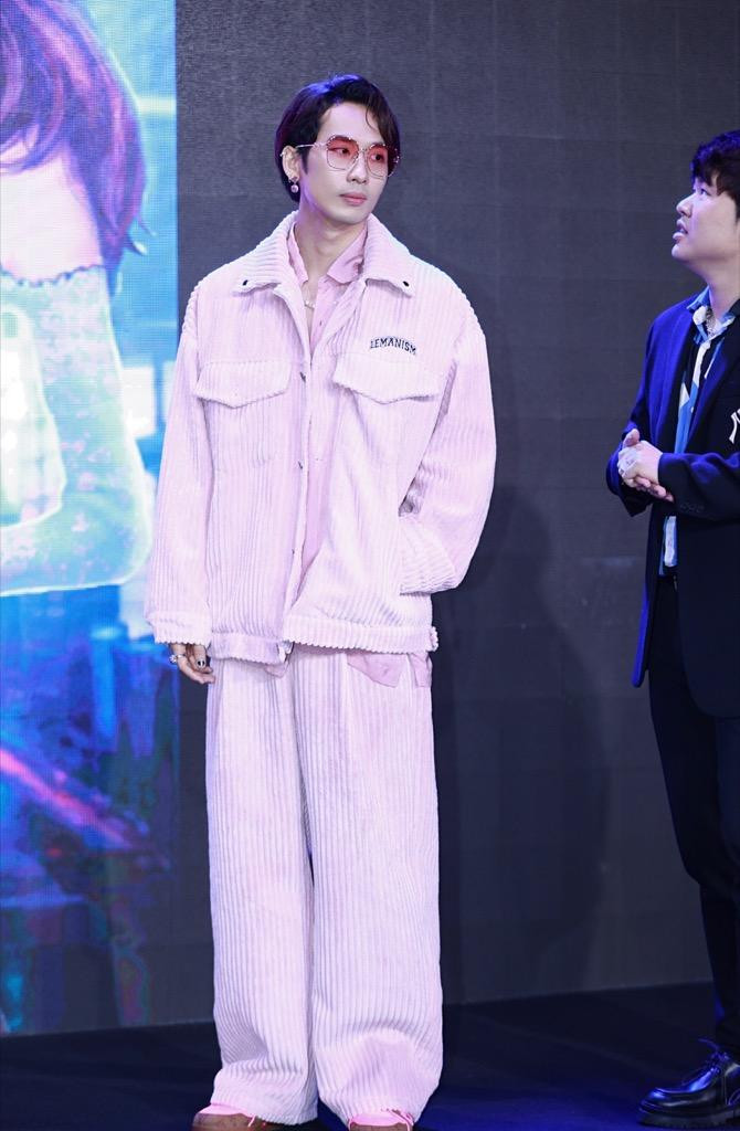 Tuấn Trần xuất hiện tại sự kiện với trang phục tông hồng nổi bật. Tuấn Trần xuất hiện tại sự kiện với trang phục tông hồng nổi bật.