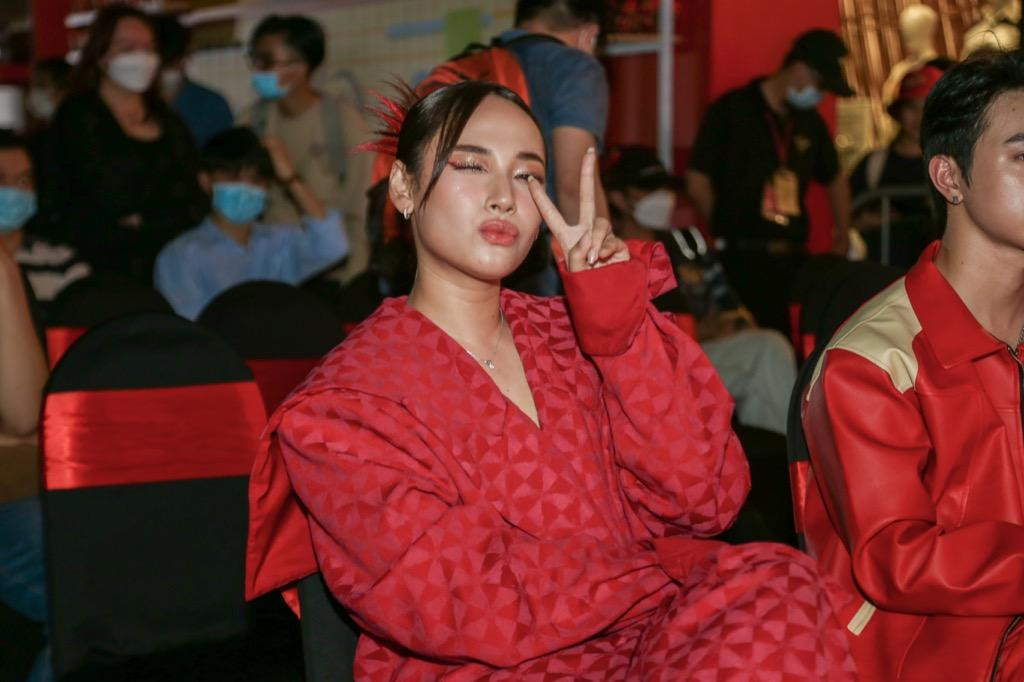 Cara nhận được sự yêu mến của khán giả trẻ khi tham gia chương trình Sao Nhập Ngũ. Cara nhận được sự yêu mến của khán giả trẻ khi tham gia chương trình Sao Nhập Ngũ.