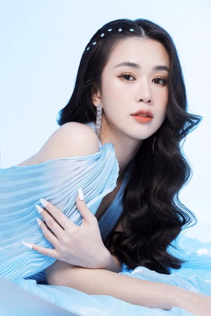 Trong bộ ảnh mới, Ngọc Thảo lựa chọn outfit đơn sắc, nhẹ nhàng