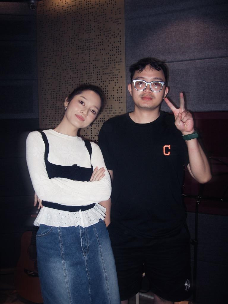 Bảo Anh và producer TDK tại phòng thu Bảo Anh và producer TDK tại phòng thu