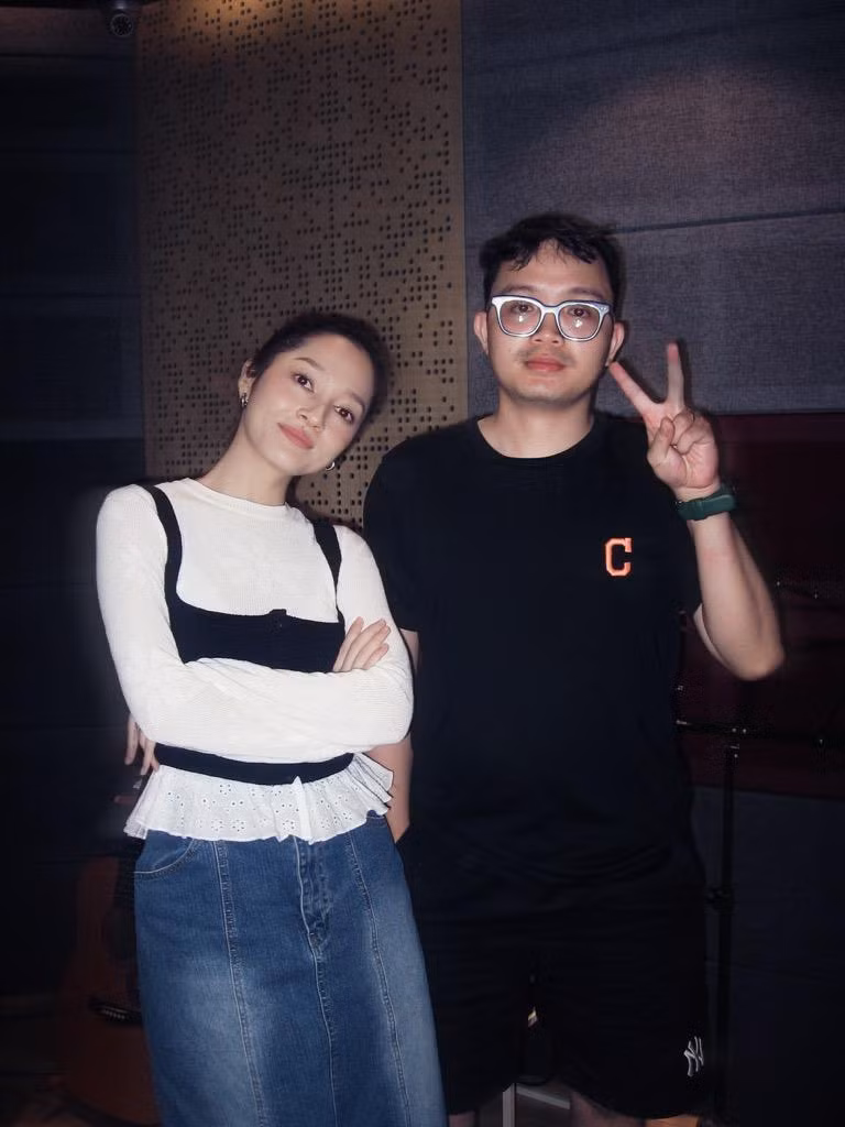 Bảo Anh và producer TDK tại phòng thu
