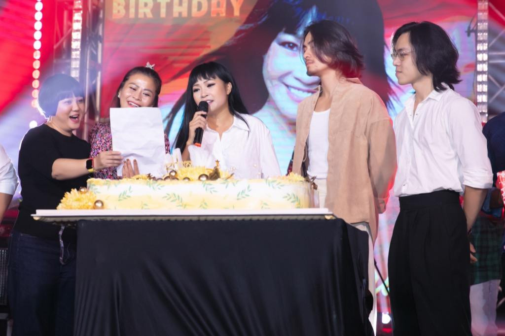 Nhiều bạn bè, đồng nghiệp cũng tham dự sự kiện để chia vui cùng "chị Chanh" Nhiều bạn bè, đồng nghiệp cũng tham dự sự kiện để chia vui cùng "chị Chanh"