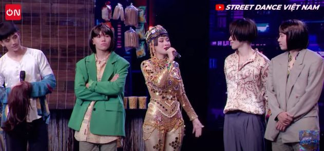 Chi Pu và Kay Trần trên sân khấu Street Dance Vietnam.