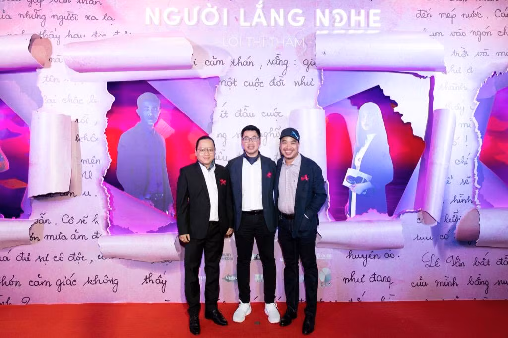Đạo diễn Khoa Nguyễn (giữa) Đạo diễn Khoa Nguyễn (giữa)