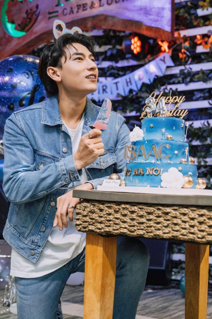 Nam ca sĩ trong buổi gặp gỡ fan Hà Nội.