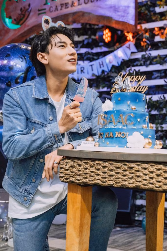 Nam ca sĩ trong buổi gặp gỡ fan Hà Nội.