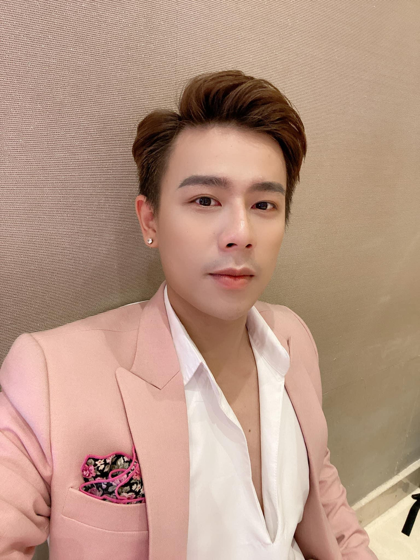 Trần Anh Huy trung thành với vest lịch lãm, giữ vai trò host của cuộc thi này.