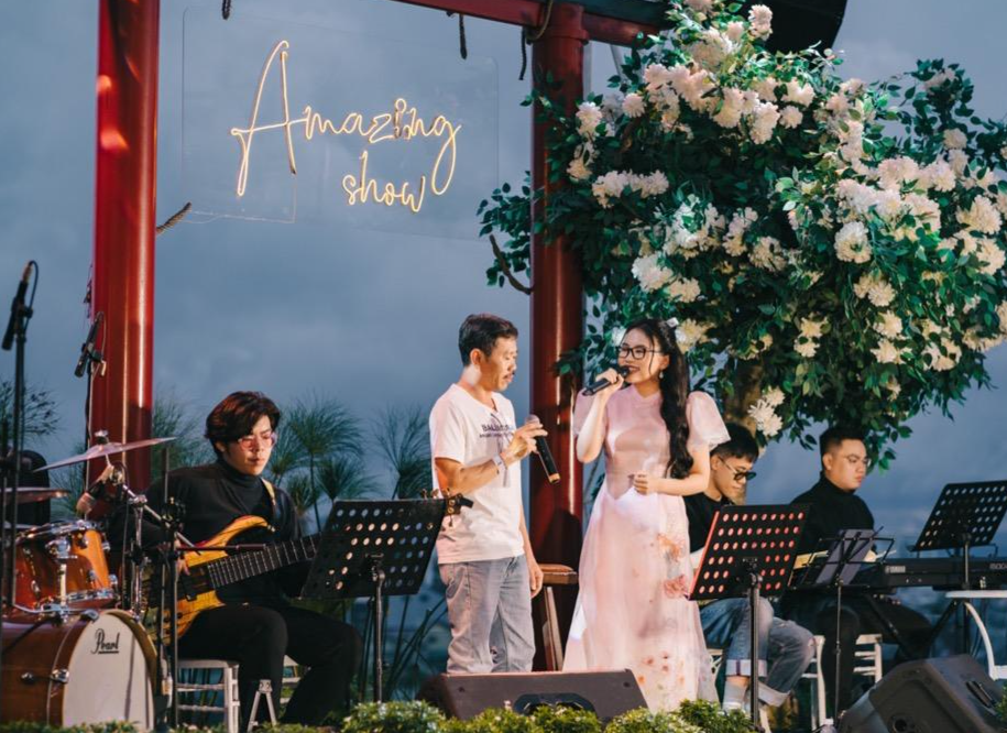 Phương Mỹ Chi song ca cùng khán giả Phương Mỹ Chi song ca cùng khán giả