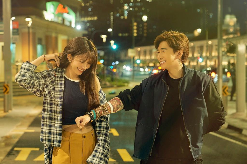 Chi Dân và Lê Bống trong MV