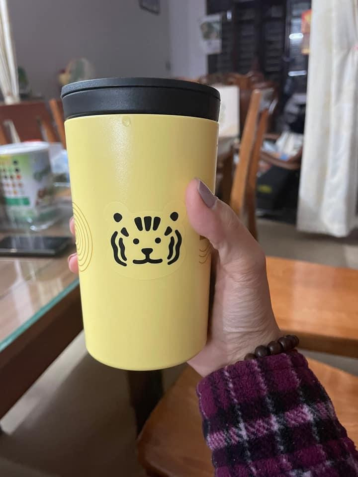 Người dùng háo hức cầm trên tay mẫu ly in hình chú Hổ "siêu cute". Ảnh: Huong Doan Người dùng háo hức cầm trên tay mẫu ly in hình chú Hổ "siêu cute". Ảnh: Huong Doan