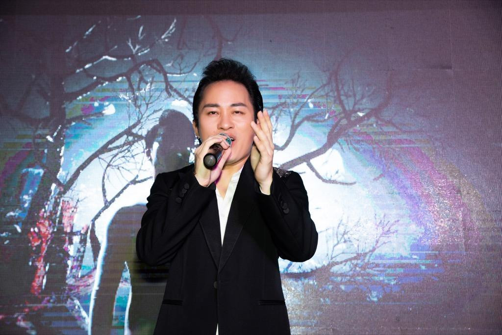 Nam ca sĩ tại buổi giới thiệu MV HOPE