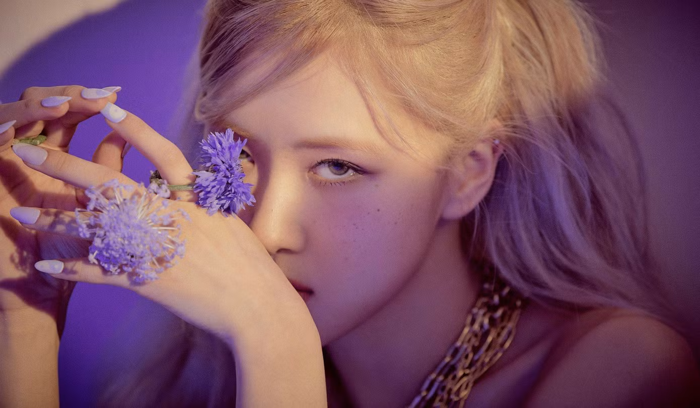 Ảnh của Rosé BLACKPINK quảng bá cho 1st single album -R-.