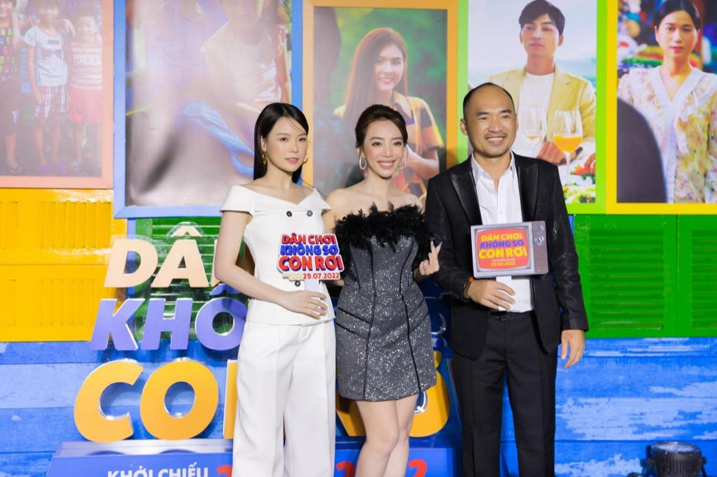 Sam cũng đến chúc mừng Thu Trang và Tiến Luật