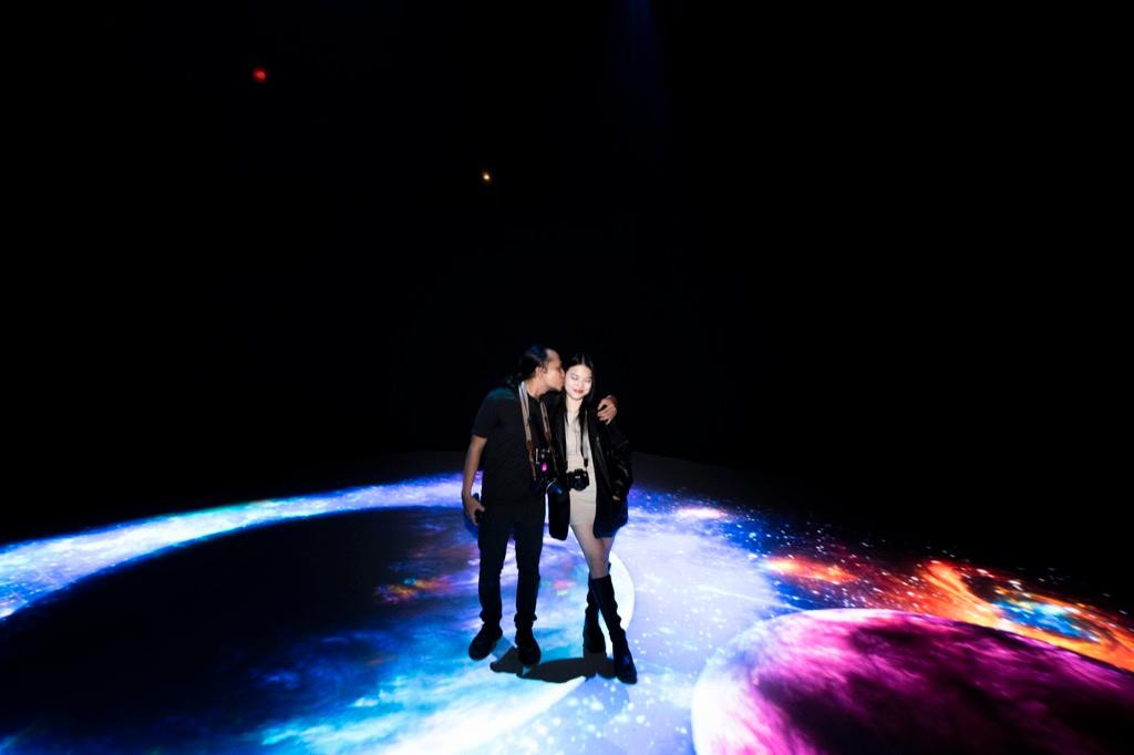 Khách tham quan lưu giữ khoảnh khắc đẹp tại căn phòng Sao băng