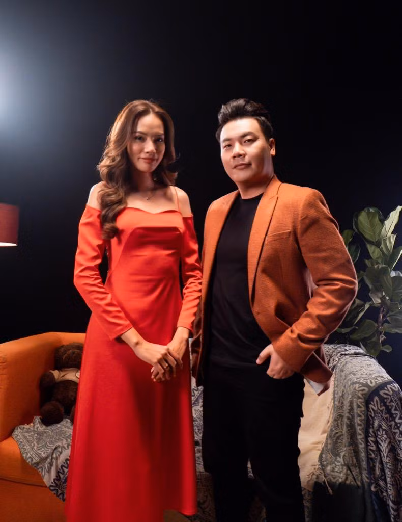 Hamlet Trương bên cạnh người đẹp Hoàng Phương