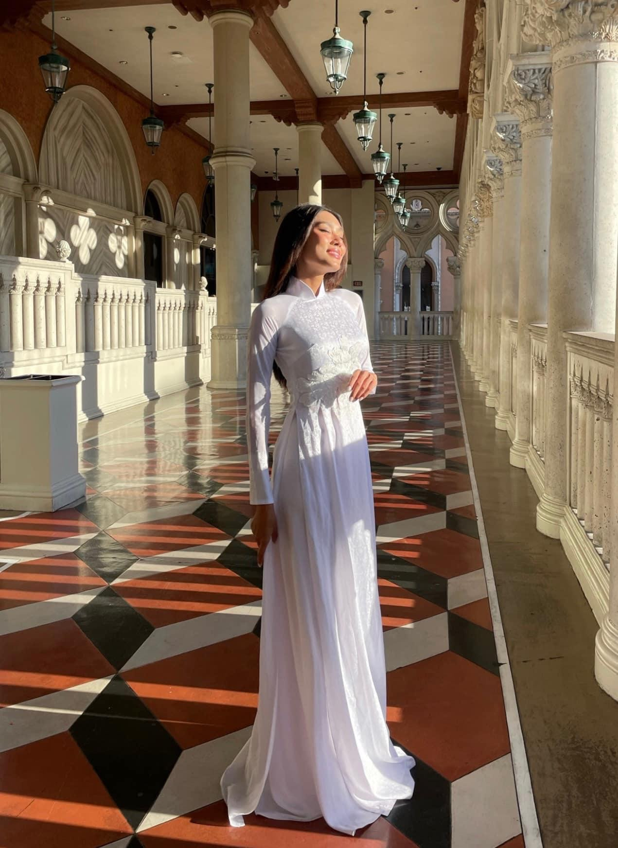 Thảo Nhi Lê rạng ngời trong tà áo dài trắng.