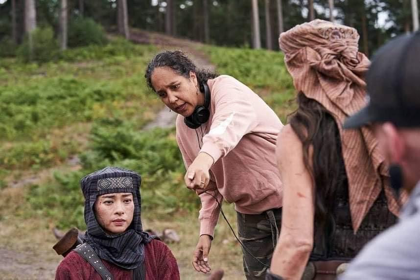 Đạo diễn Gina Price-Bythewood chỉ đạo diễn xuất cho nữ diễn viên.