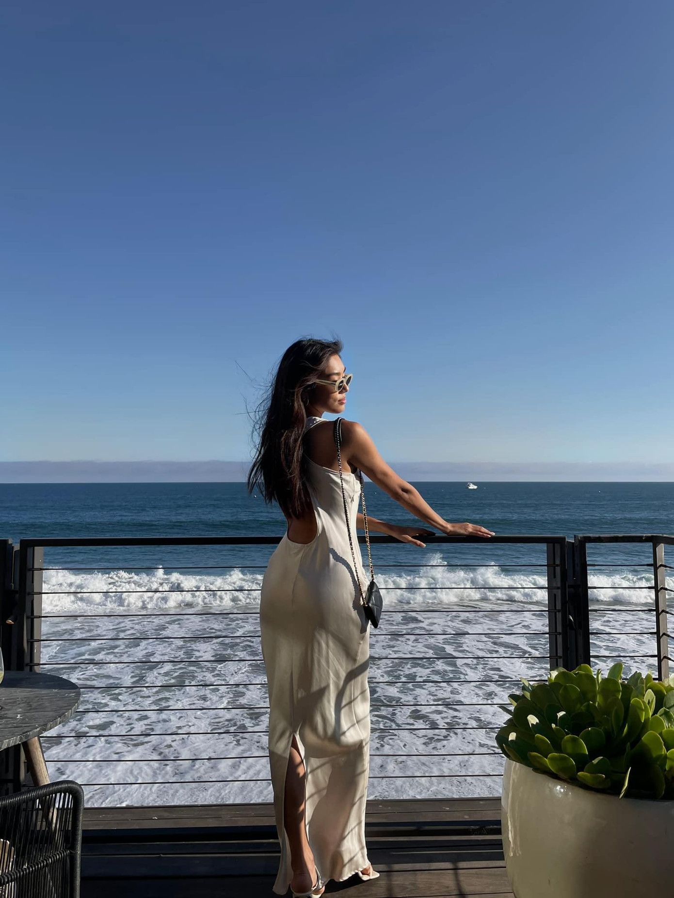 Nàng Á hậu cập nhật ảnh tại thành phố biển Malibu, Mỹ.