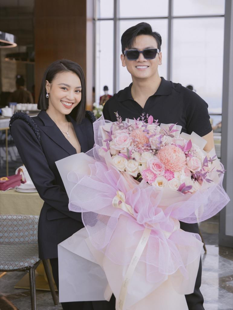 Lê Xuân Tiền tặng hoa cho "người yêu màn ảnh" Lê Xuân Tiền tặng hoa cho "người yêu màn ảnh"