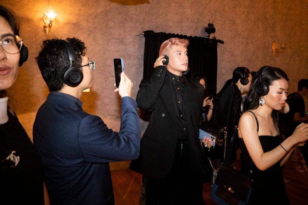 Mỗi vị khách đều được phát tai nghe bluetooth để trải nghiệm âm nhạc