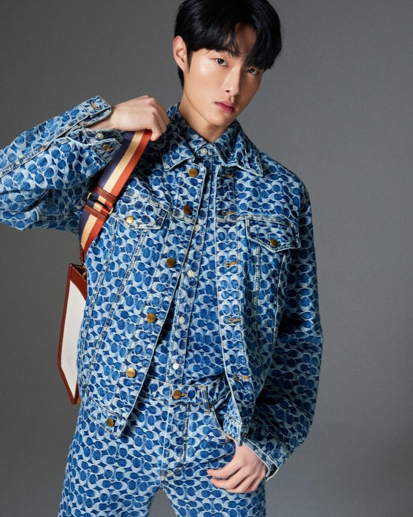 Yoon Chan Young diện đồ hiệu ton-sur-ton với chất liệu denim làm điểm nhấn Yoon Chan Young diện đồ hiệu ton-sur-ton với chất liệu denim làm điểm nhấn