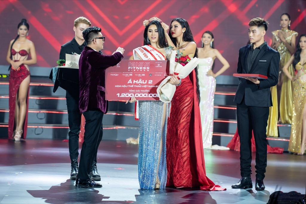 Minh Tú trao vương miện cho Á hậu 2