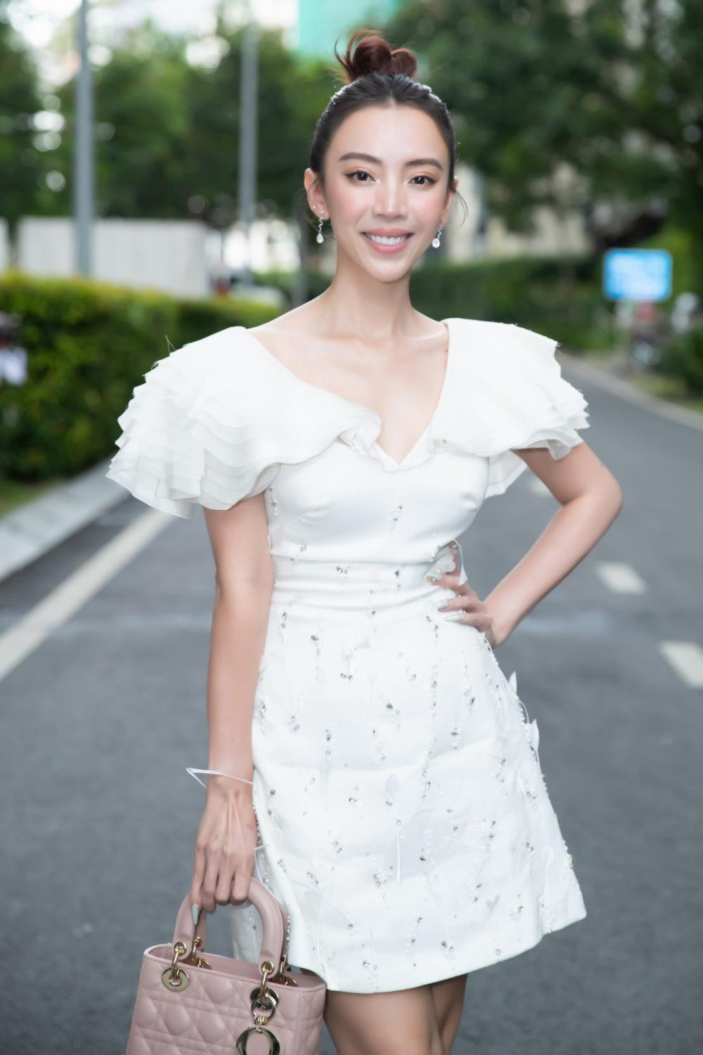 Không "dữ dằn" như trên phim, "Chị Mười Ba" Thu Trang rất dịu dàng khi "xả vai". Không "dữ dằn" như trên phim, "Chị Mười Ba" Thu Trang rất dịu dàng khi "xả vai".