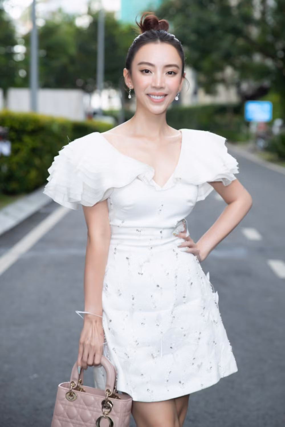 Không "dữ dằn" như trên phim, "Chị Mười Ba" Thu Trang rất dịu dàng khi "xả vai".