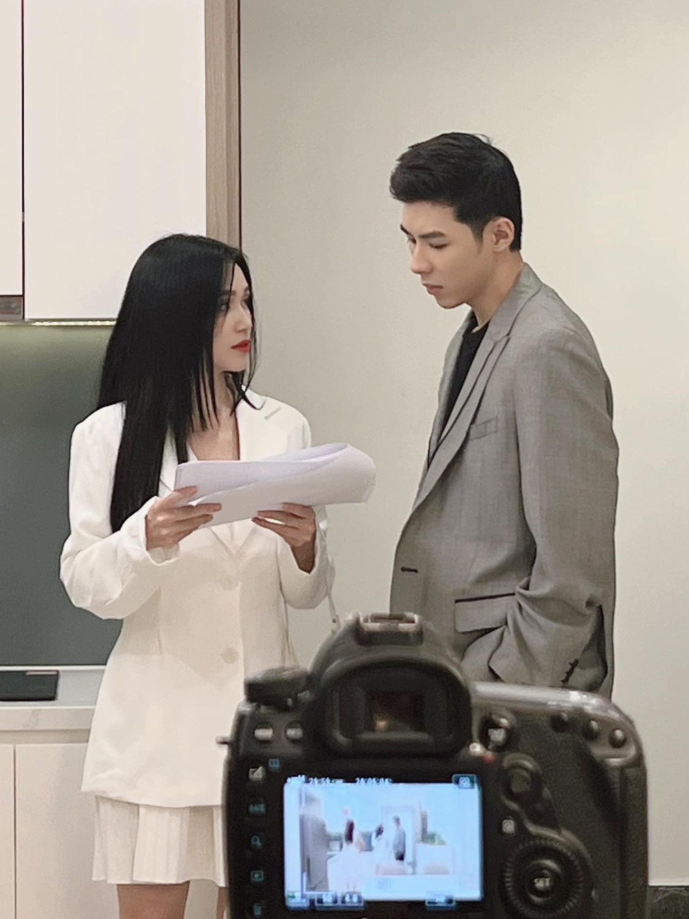 Sĩ Thanh và Trung Huy trong một cảnh quay.